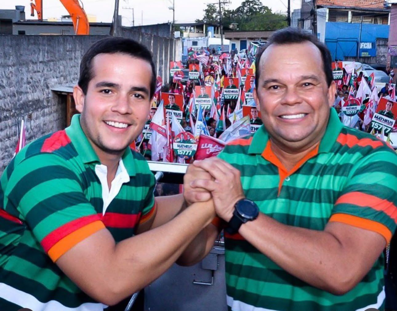 Matheus de Geraldinho ao lado do pai, Geraldo Júnior, em ato de campanha