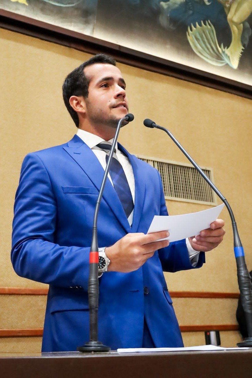 Matheus de Geraldinho discursando na tribuna da Assembleia Legislativa da Bahia