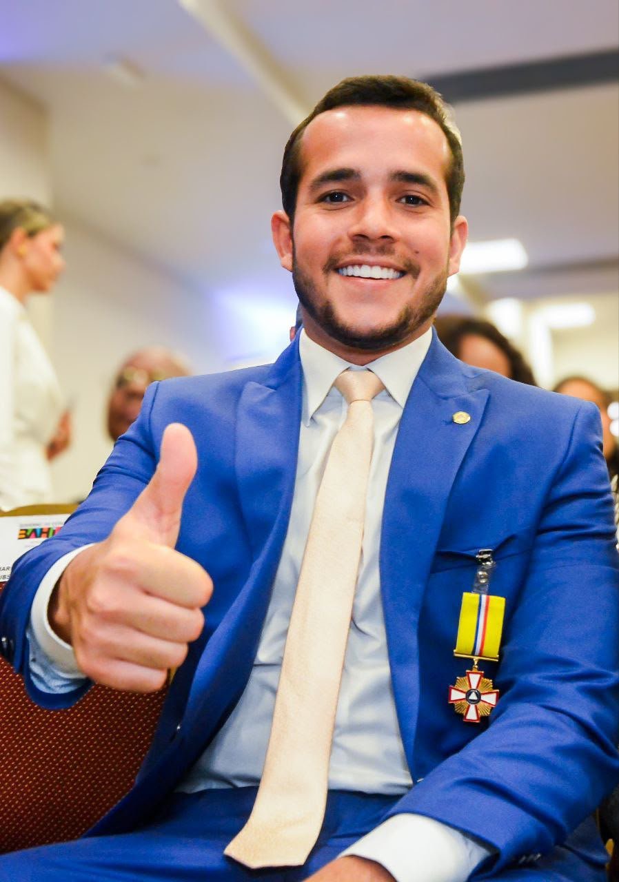 Matheus de Geraldinho recebendo condecoração