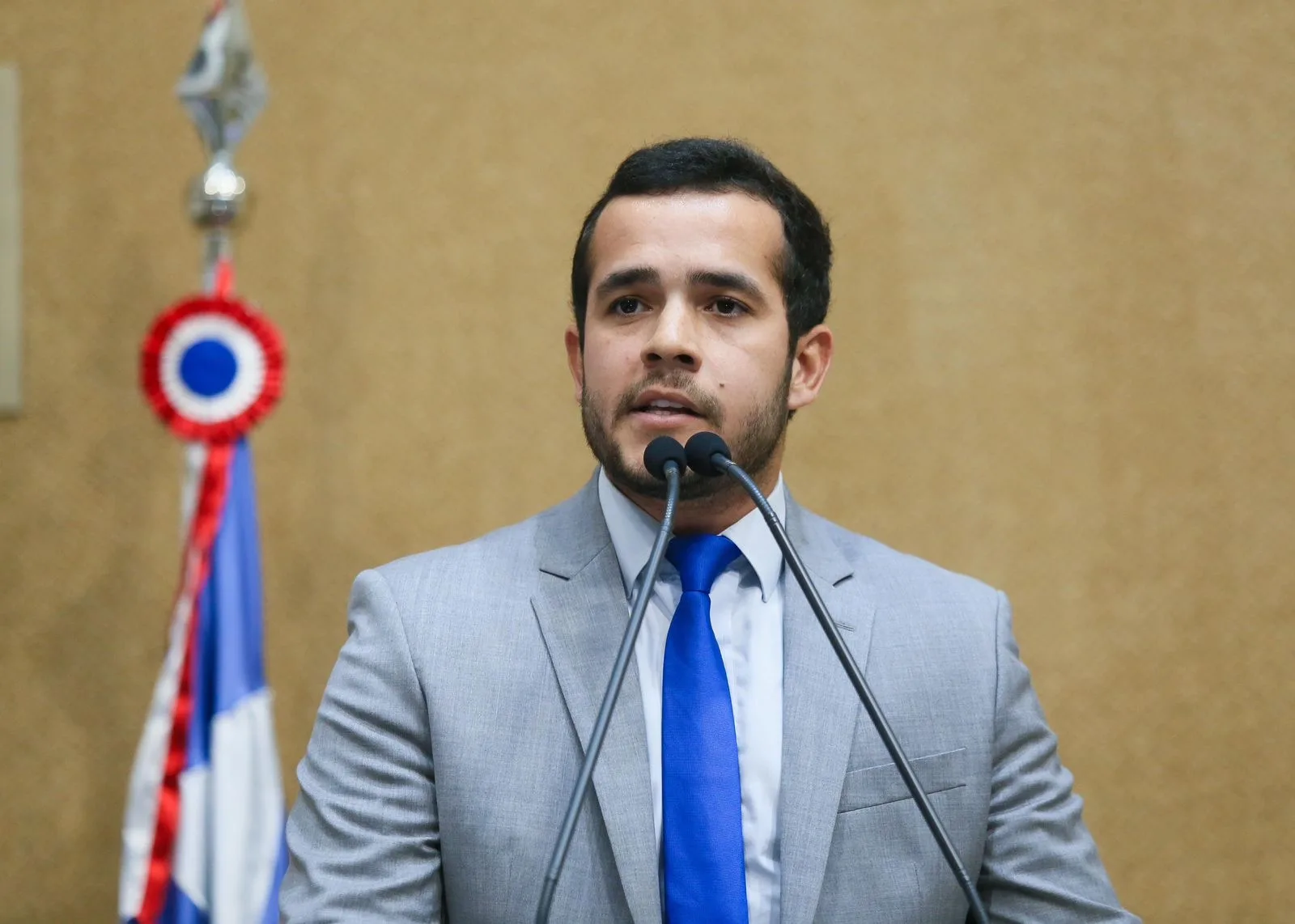 Alba aprova projeto que substitui sirenes escolares por melodias para estudantes com TEA