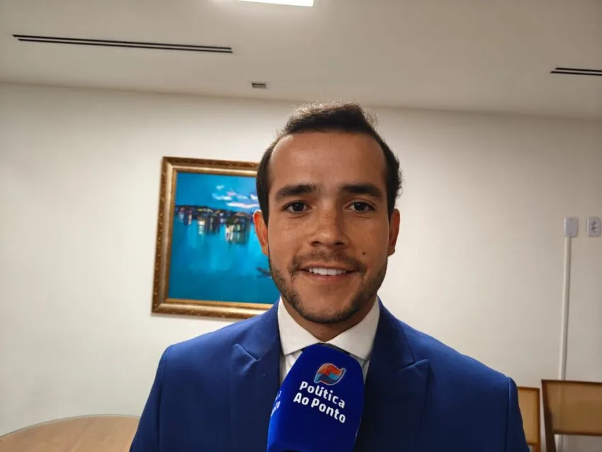 "É um presente de reconhecimento", diz Matheus Ferreira ao estender comenda a toda a tropa policial