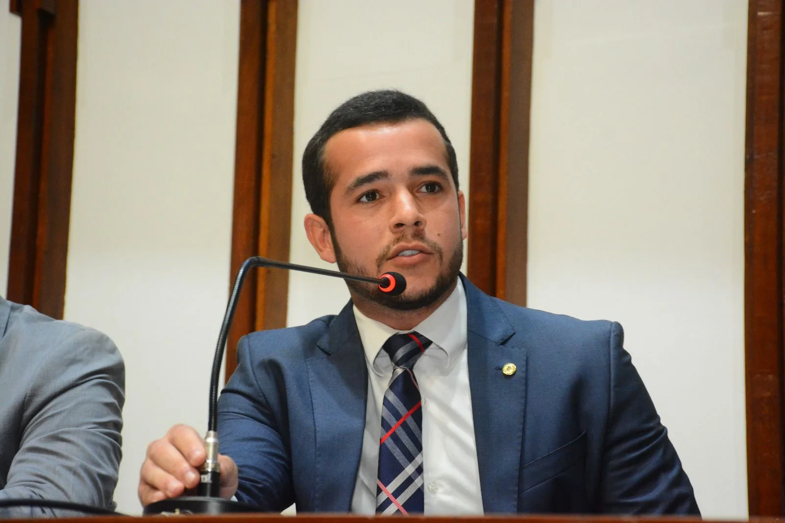 Deputado Matheus Ferreira pede melhorias em travessia de balsas no Rio Paraguaçu