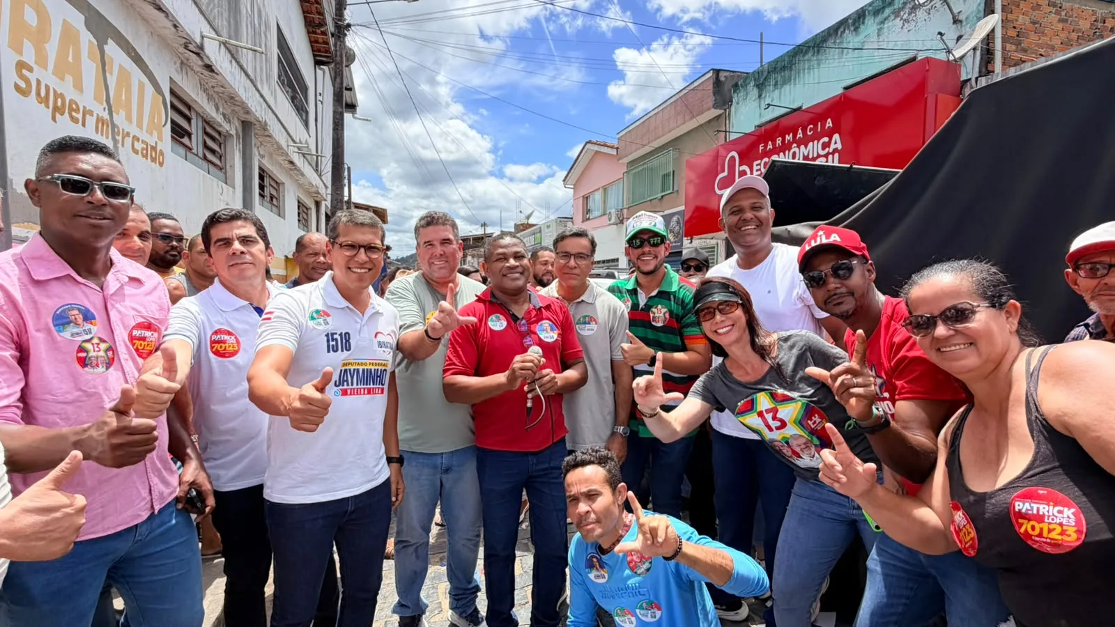 Matheus de Geraldinho participa de caminhada e visita à feira em Ibirataia ao lado de Sandro Futuca