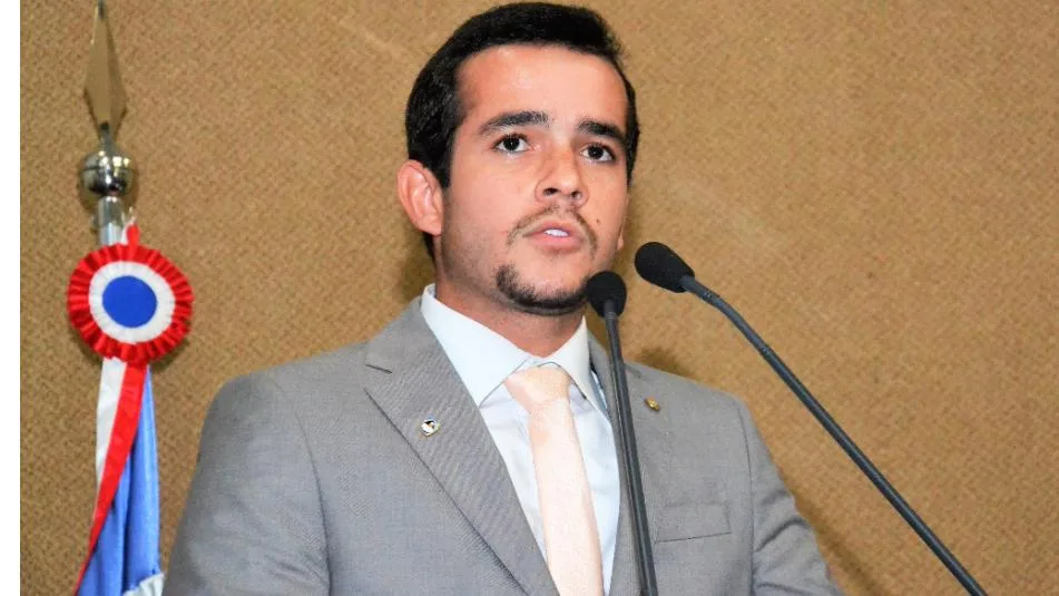 Deputado Matheus Ferreira propõe bolsa para intercâmbio internacional com alunos da rede pública