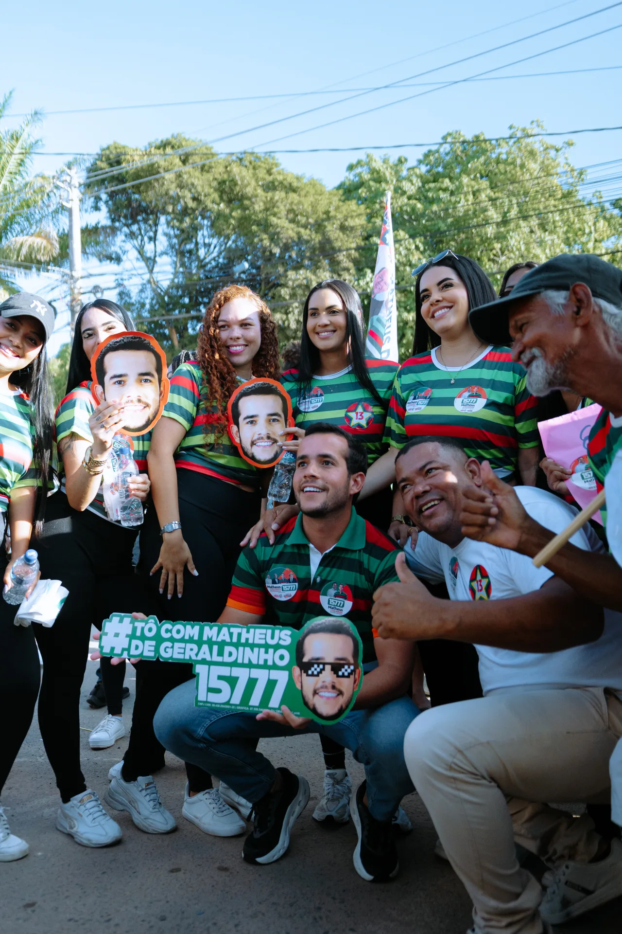 Matheus de Geraldinho chega forte à caminhada no Bairro da Paz ao lado do time de Lula